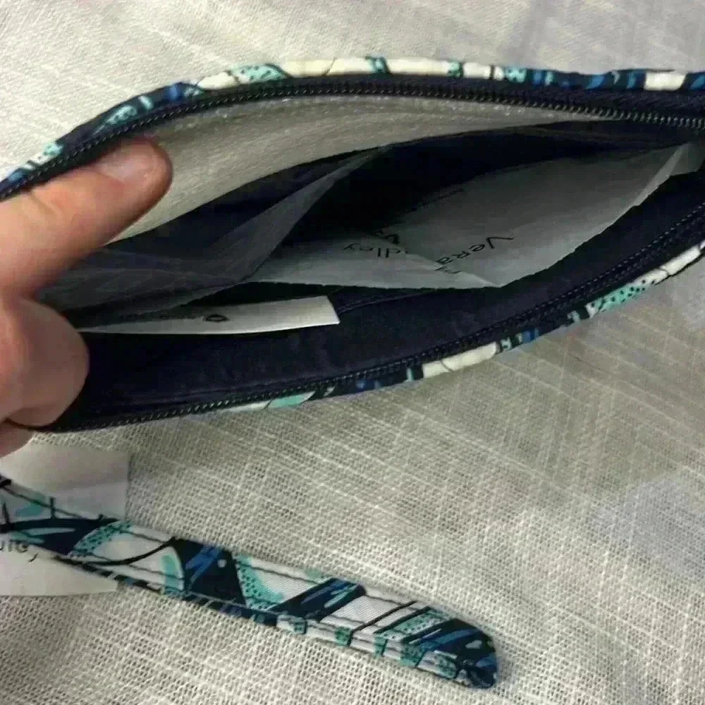 VERA BRADLEY NWT BLUE AND WHITE WRISTLET CLUTCH
